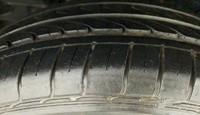 2015 Maruti Ciaz VXI, Petrol, Manual, 85,944 km, Right Rear Tyre Tread
