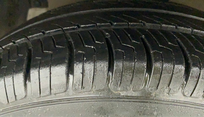 2015 Maruti Ciaz VXI, Petrol, Manual, 85,944 km, Left Front Tyre Tread