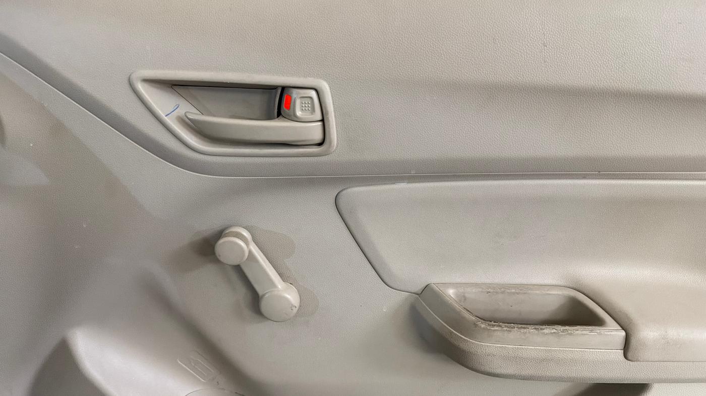 2020 Maruti Dzire LXI, CNG, Manual, 24,446 km, Driver Side Door Panels Control