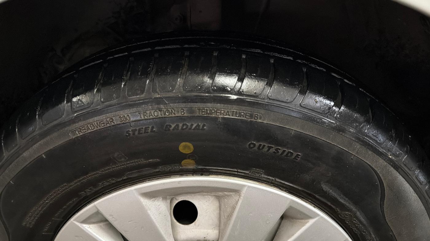 2020 Maruti Dzire LXI, CNG, Manual, 24,446 km, Left Front Tyre Tread