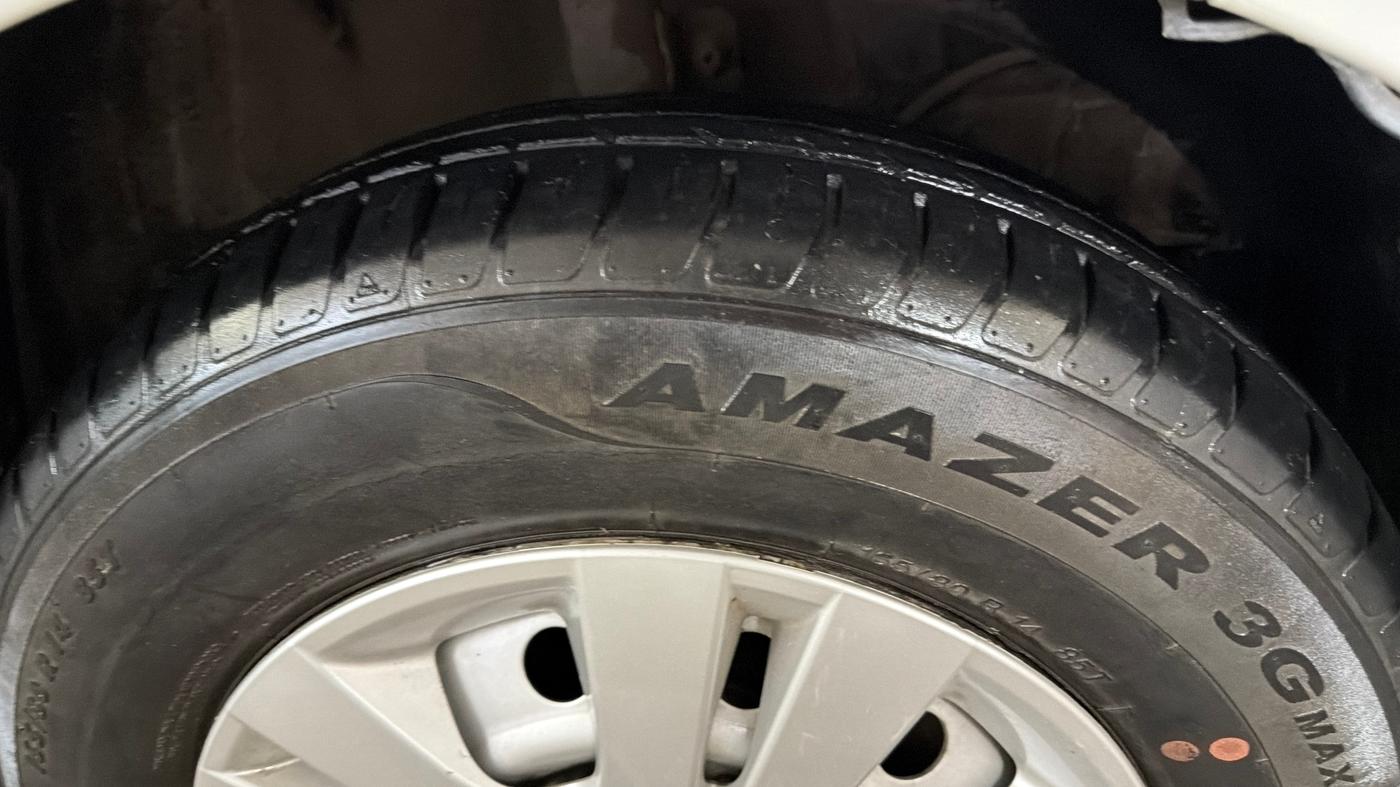 2020 Maruti Dzire LXI, CNG, Manual, 24,446 km, Right Front Tyre Tread