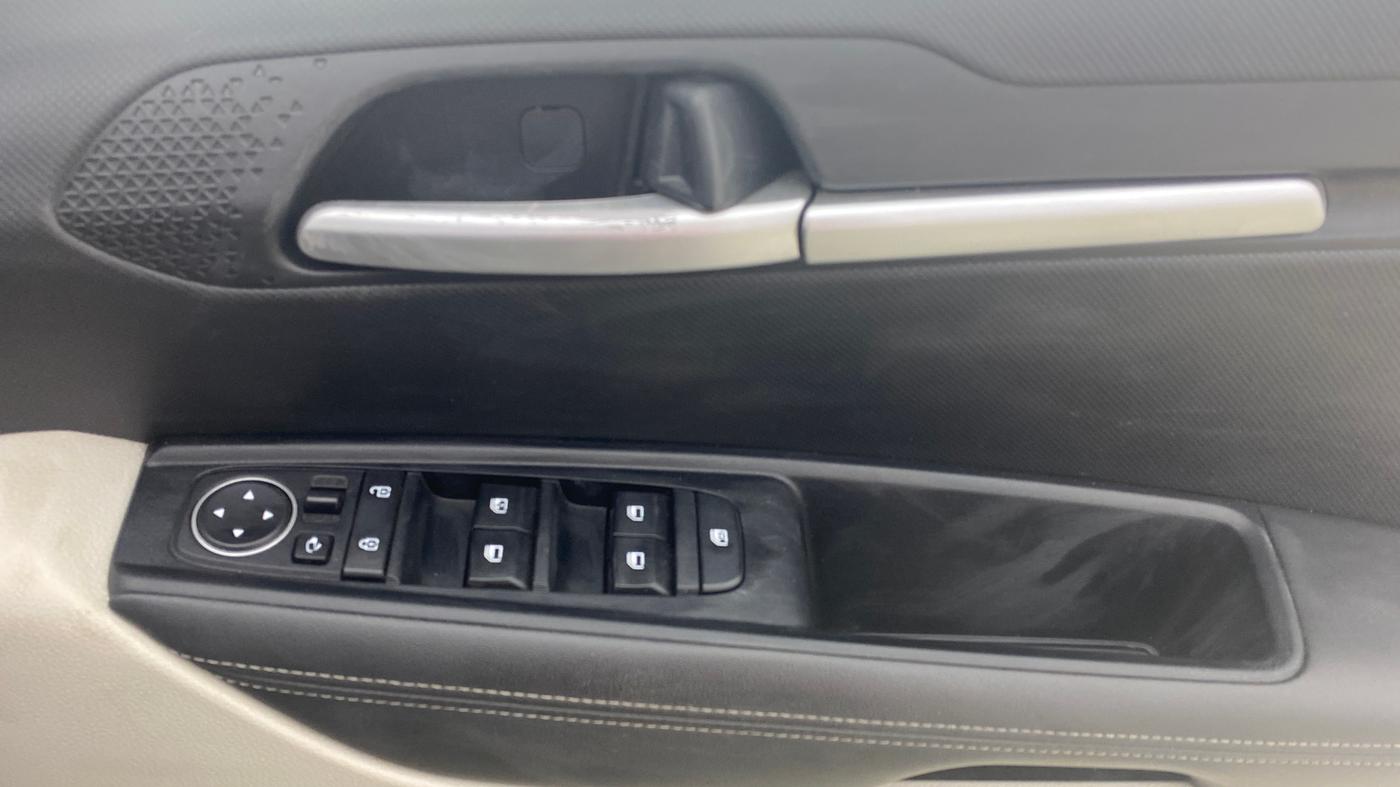 2021 KIA SONET HTX 1.0 IMT, Petrol, Manual, 68,309 km, Driver Side Door Panels Control