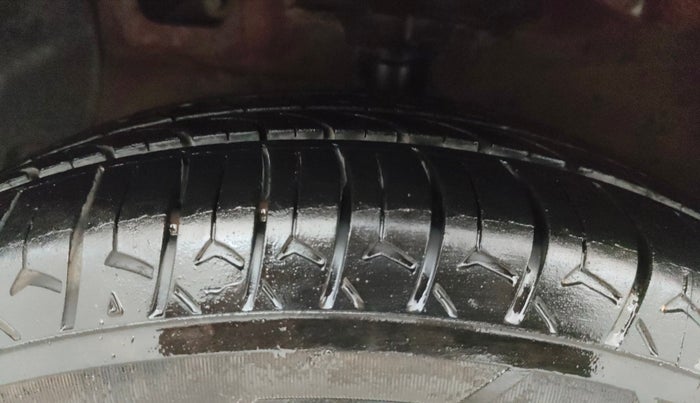 2015 Hyundai Grand i10 MAGNA 1.2 KAPPA VTVT, CNG, Manual, 67,066 km, Left Front Tyre Tread