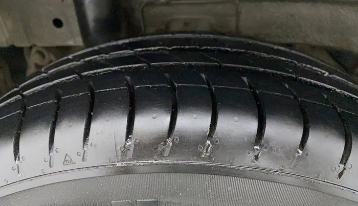2016 Mahindra Kuv100 K2 6 STR, Petrol, Manual, 71,610 km, Right Rear Tyre Tread