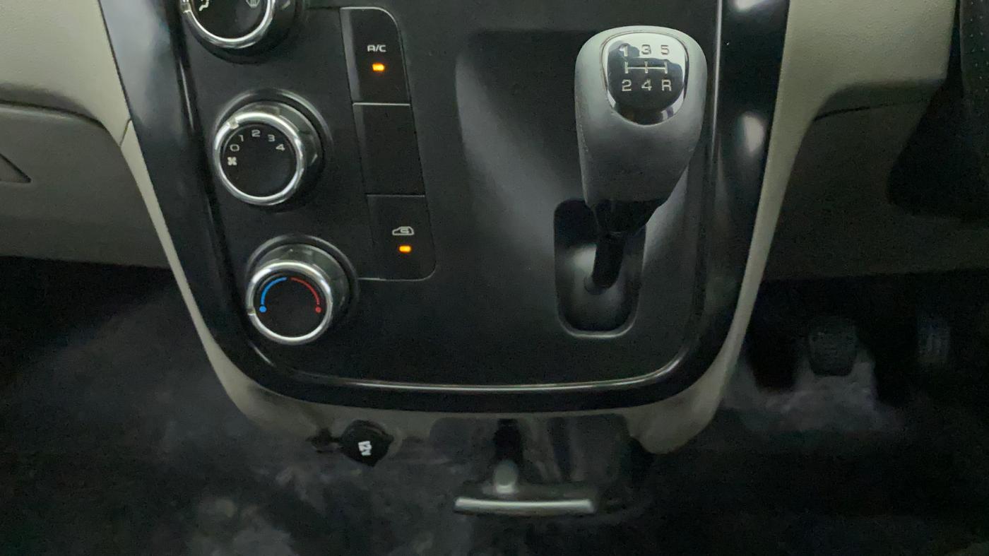 2016 Mahindra Kuv100 K2 6 STR, Petrol, Manual, 71,610 km, Gear Lever