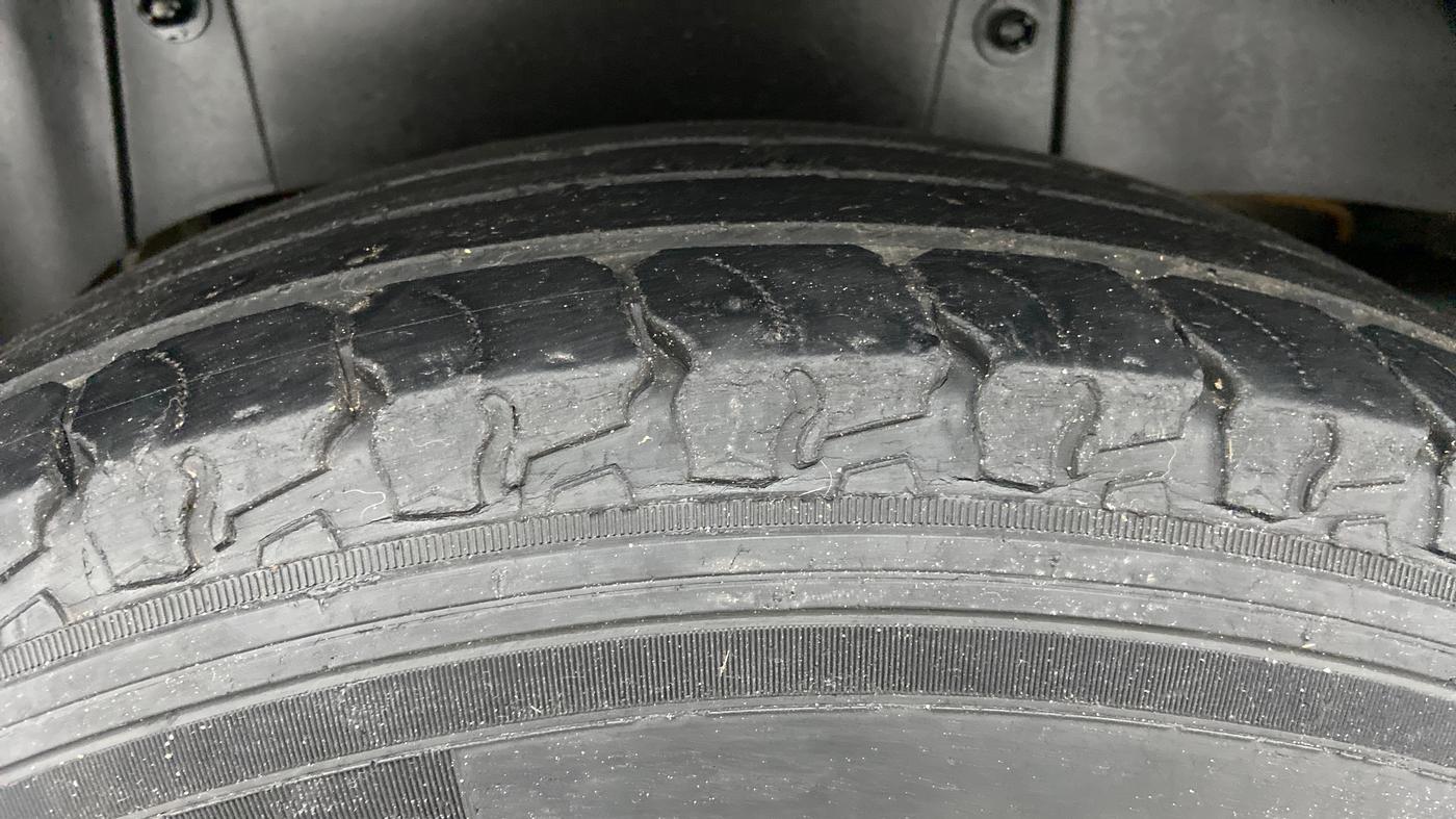 2017 Mahindra TUV300 T10 MT, Diesel, Manual, 46,200 km, Right Rear Tyre Tread