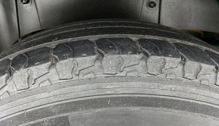 2017 Mahindra TUV300 T10 MT, Diesel, Manual, 46,200 km, Right Rear Tyre Tread