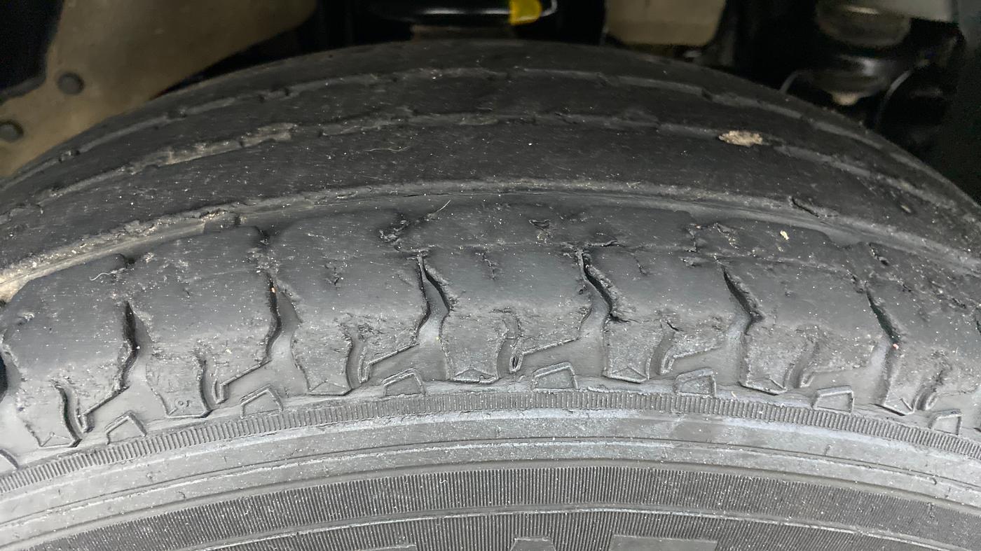 2017 Mahindra TUV300 T10 MT, Diesel, Manual, 46,200 km, Right Front Tyre Tread