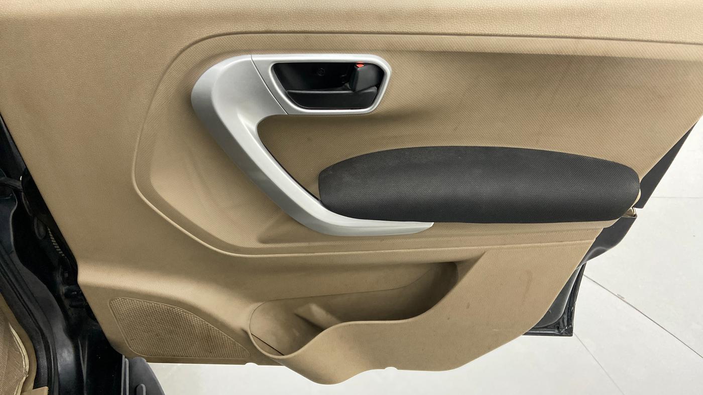 2017 Mahindra TUV300 T10 MT, Diesel, Manual, 46,200 km, Driver Side Door Panels Control