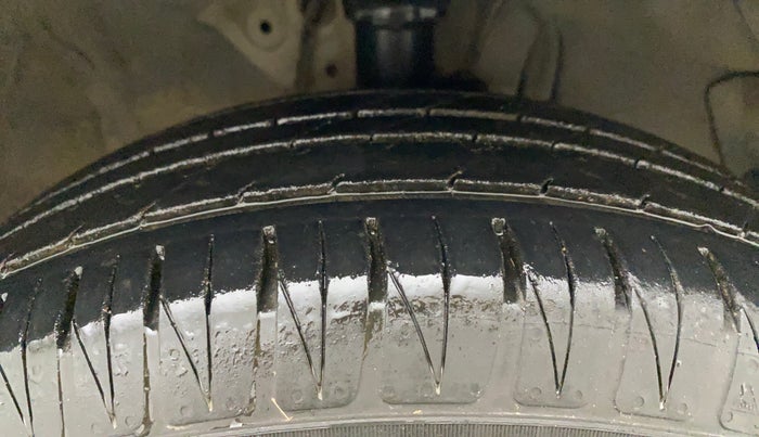 2013 Hyundai i20 SPORTZ 1.2, Petrol, Manual, 1,04,827 km, Right Front Tyre Tread