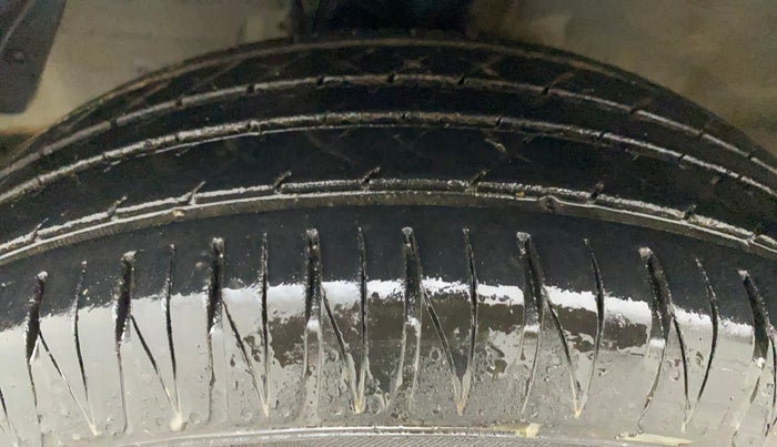 2013 Hyundai i20 SPORTZ 1.2, Petrol, Manual, 1,04,827 km, Left Front Tyre Tread