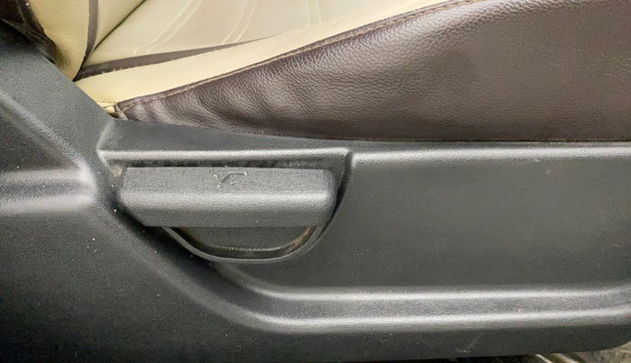 2013 Hyundai i20 SPORTZ 1.2, Petrol, Manual, 1,04,827 km, Driver Side Adjustment Panel