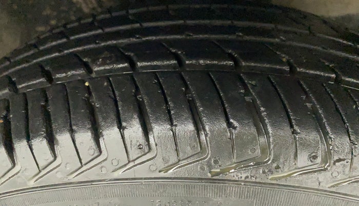 2010 Maruti A Star ZXI, Petrol, Manual, 89,646 km, Right Front Tyre Tread