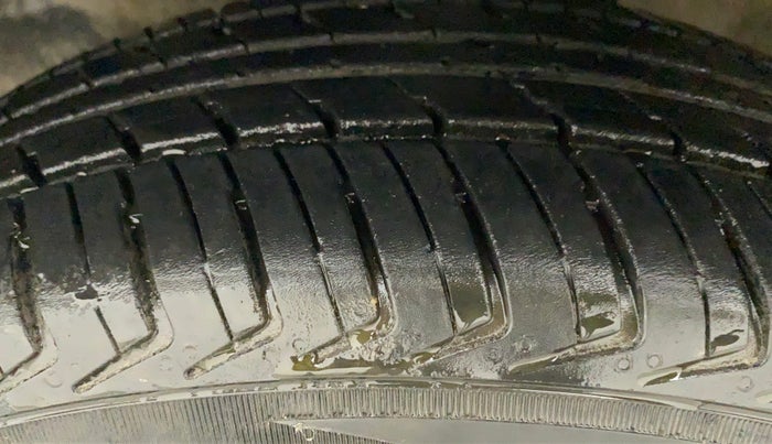 2010 Maruti A Star ZXI, Petrol, Manual, 89,646 km, Left Front Tyre Tread