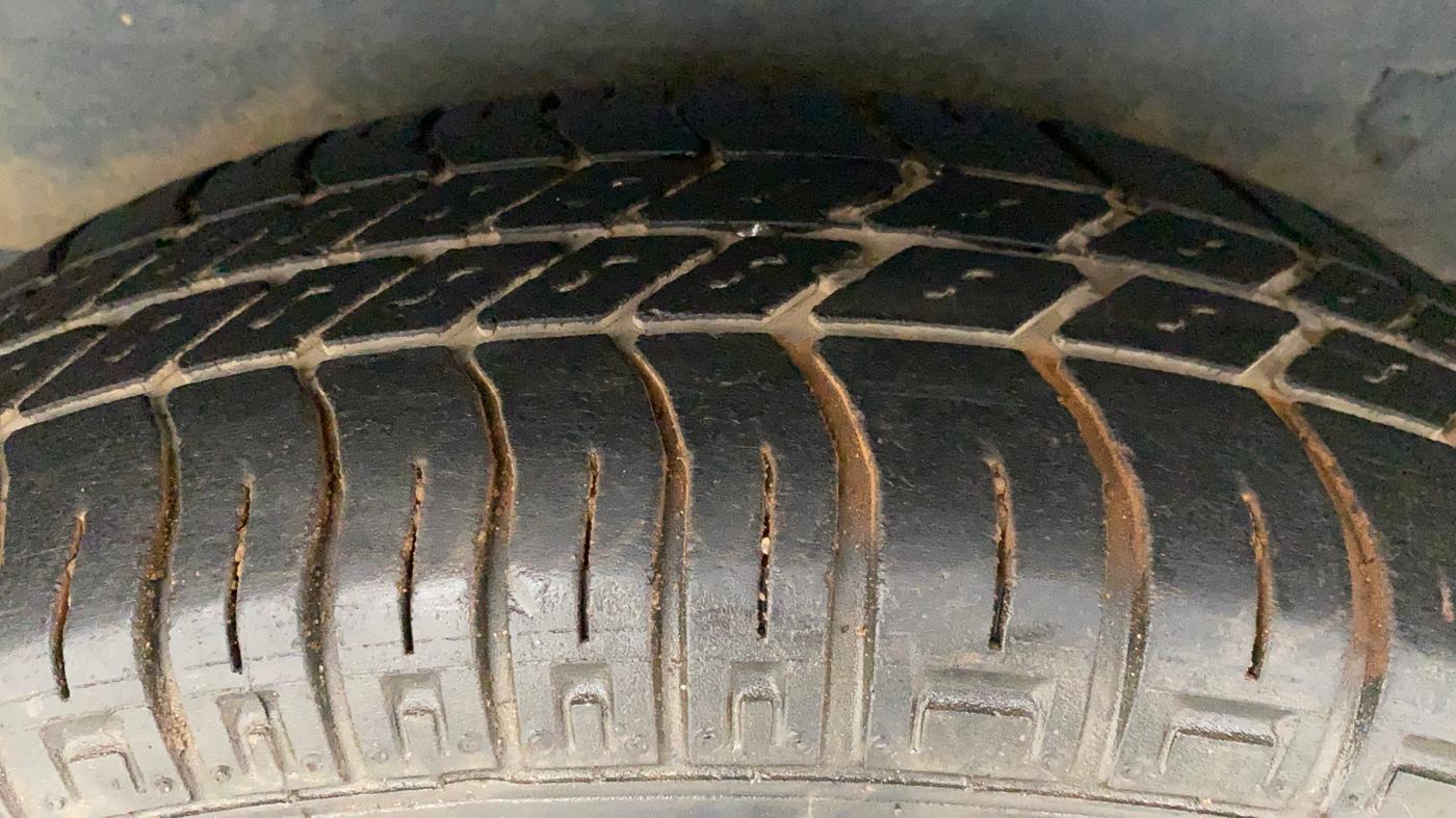 2012 Maruti Omni 5 STR, Petrol, Manual, 43,291 km, Right Rear Tyre Tread