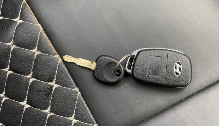 2021 Hyundai VENUE SX 1.0 TURBO IMT, Petrol, Manual, 60,081 km, Key Close Up