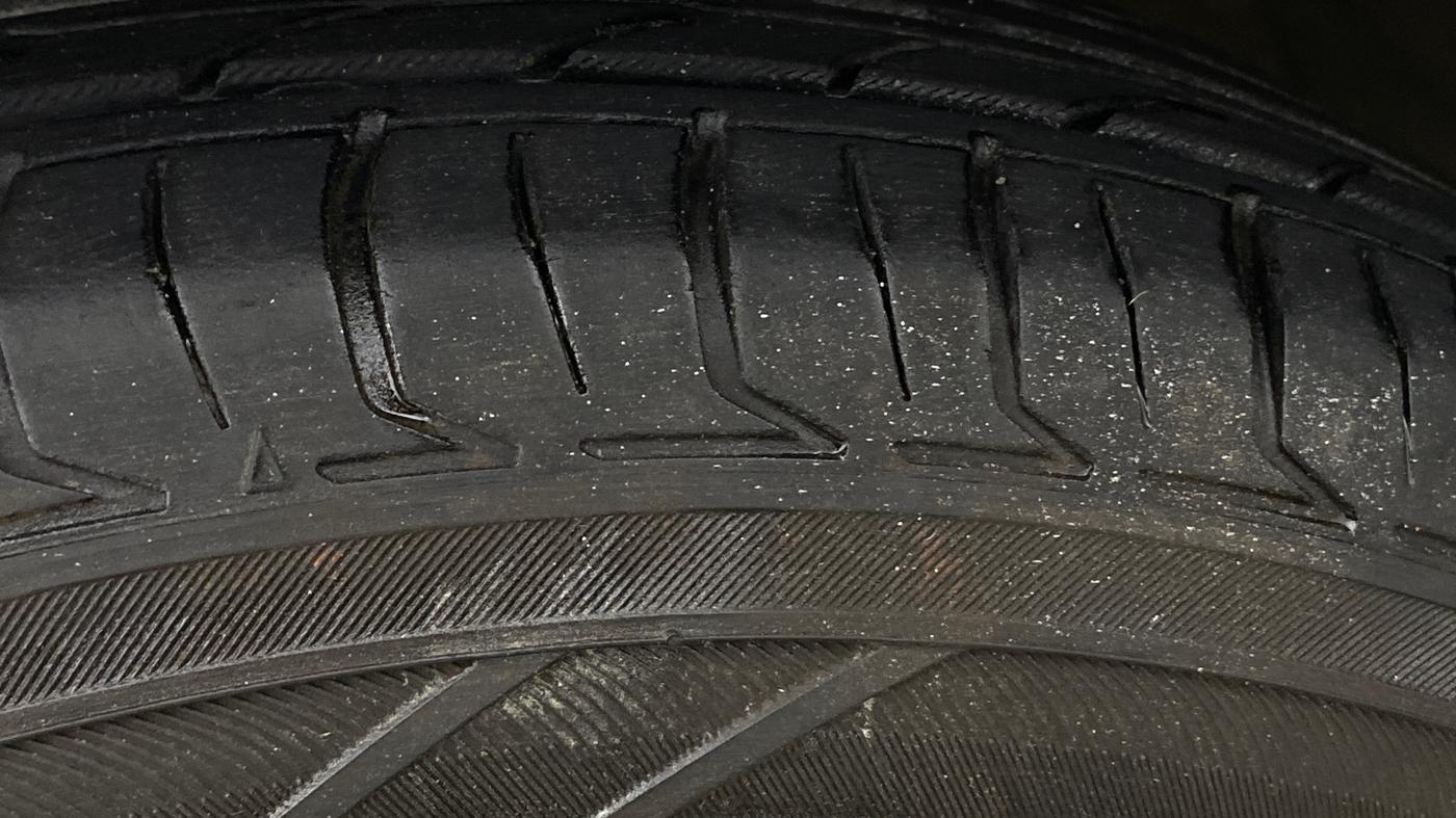 2013 Maruti Swift VXI, Petrol, Manual, 52,760 km, Left Front Tyre Tread