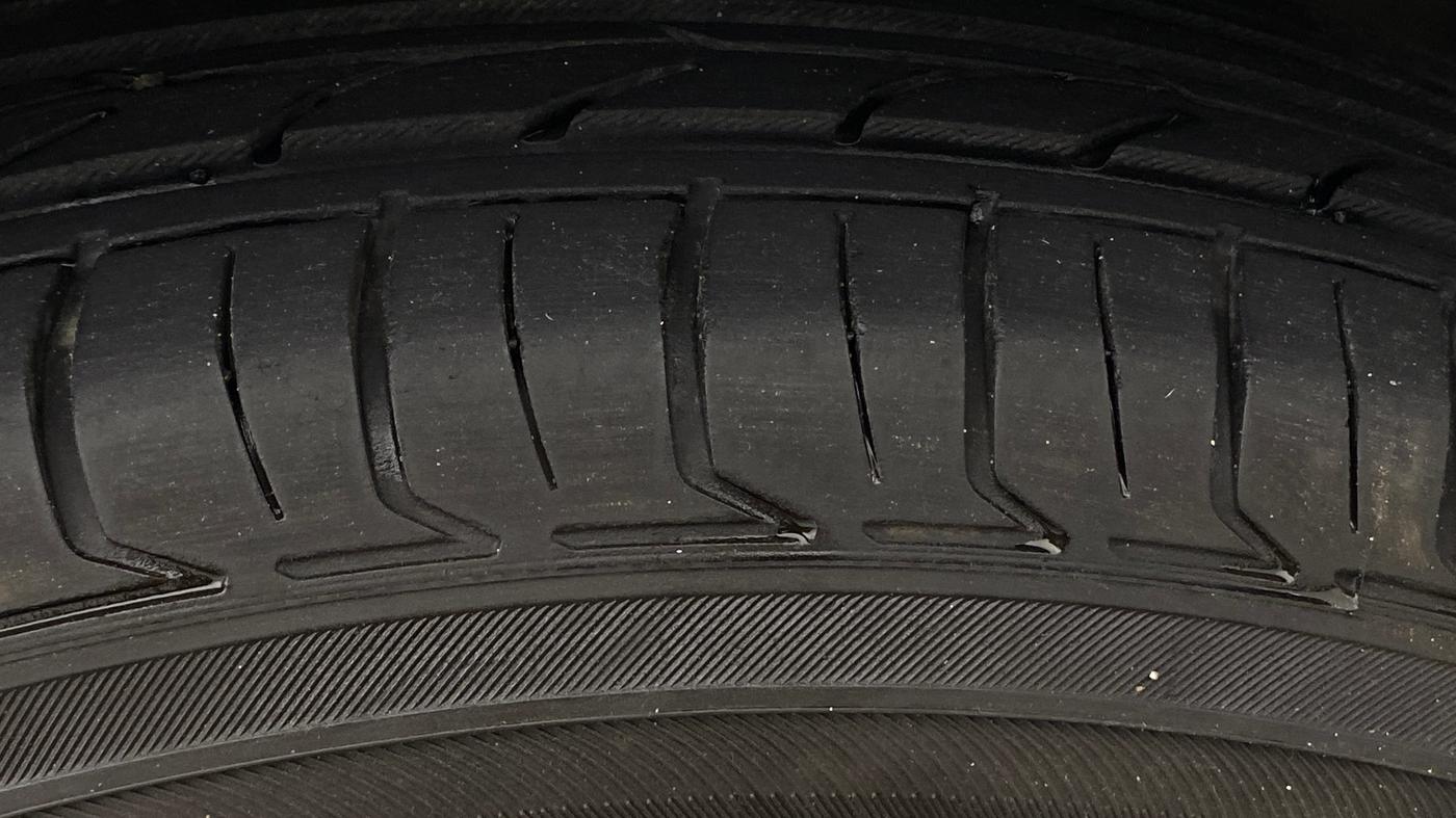 2013 Maruti Swift VXI, Petrol, Manual, 52,760 km, Right Front Tyre Tread