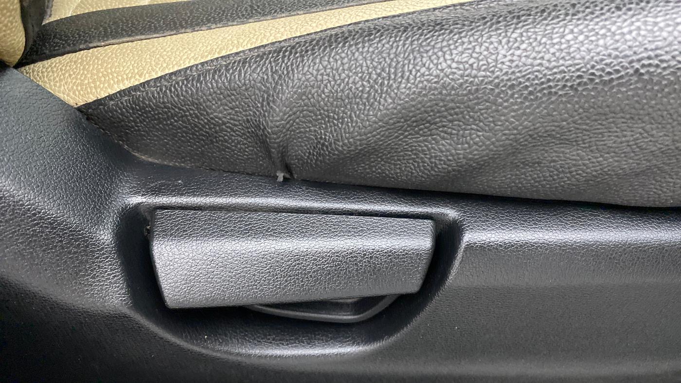 2019 Hyundai NEW SANTRO 1.1 SPORTZ MT CNG, CNG, Manual, 43,218 km, Driver Side Adjustment Panel