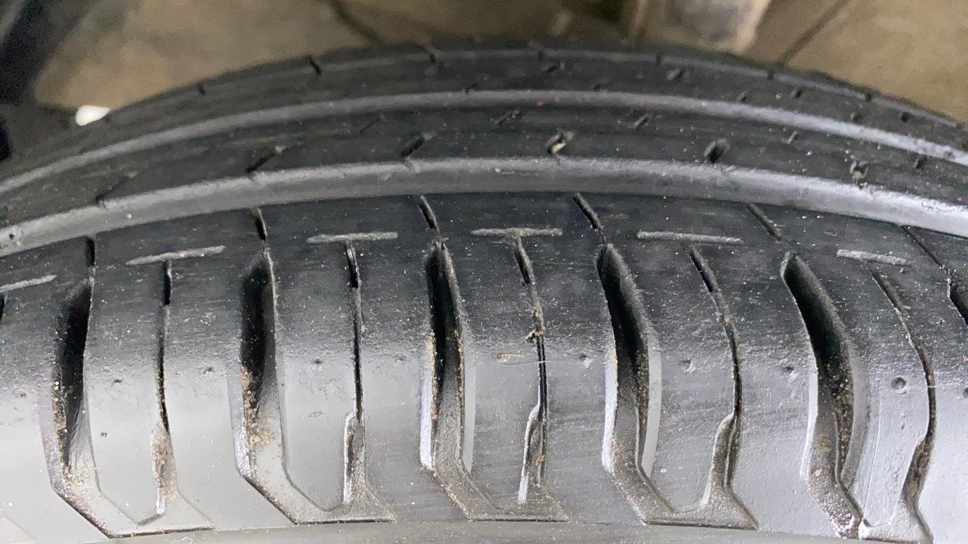 2017 Maruti Dzire VXI, Petrol, Manual, 21,698 km, Left Front Tyre Tread