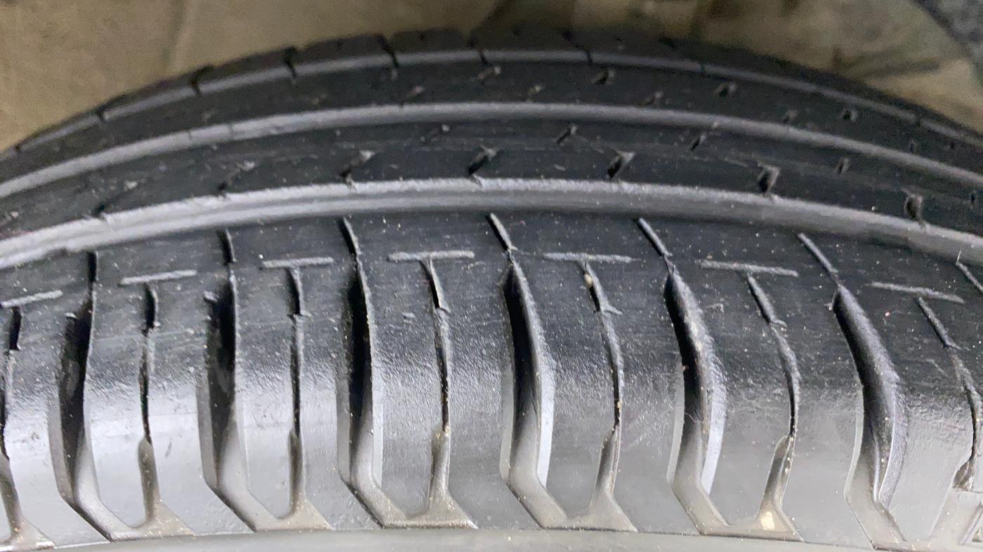 2017 Maruti Dzire VXI, Petrol, Manual, 21,698 km, Right Front Tyre Tread