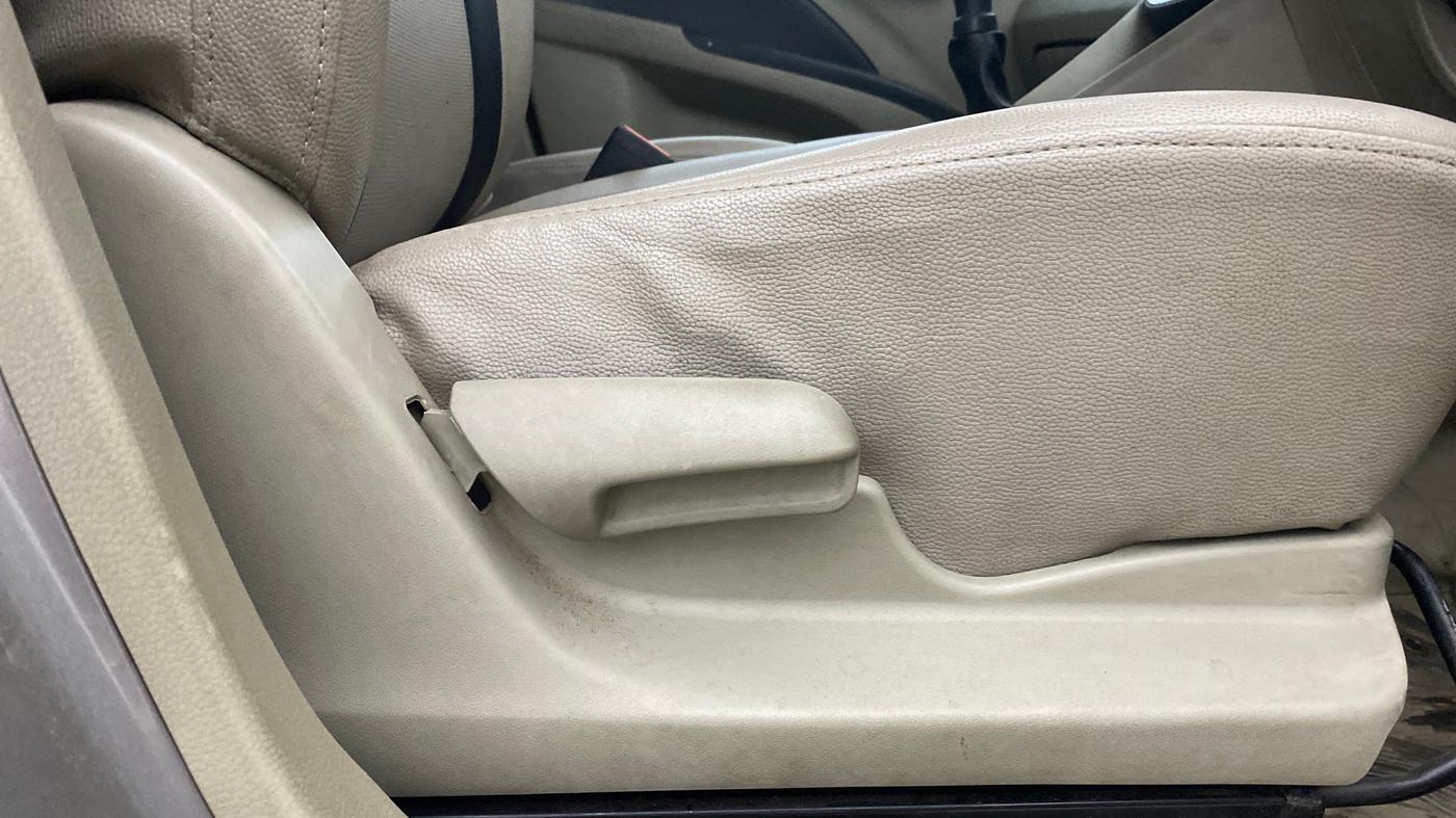 2015 Maruti Celerio VXI CNG, CNG, Manual, 1,19,283 km, Driver Side Adjustment Panel