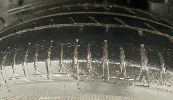 2015 Toyota Etios Liva G, Petrol, Manual, 88,086 km, Left Rear Tyre Tread