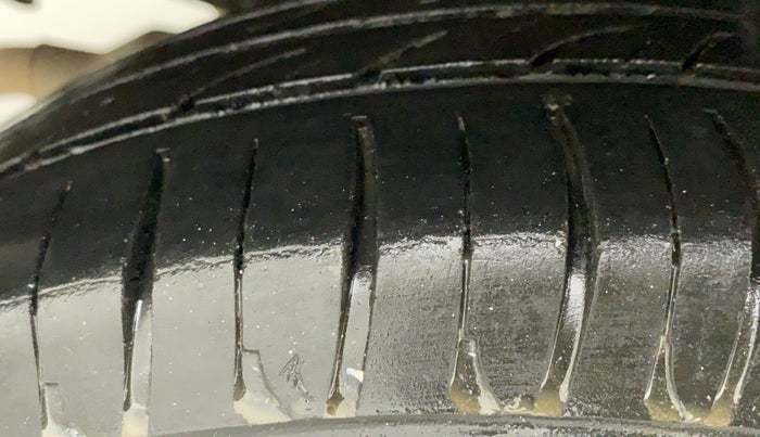 2015 Toyota Etios Liva G, Petrol, Manual, 88,086 km, Right Rear Tyre Tread