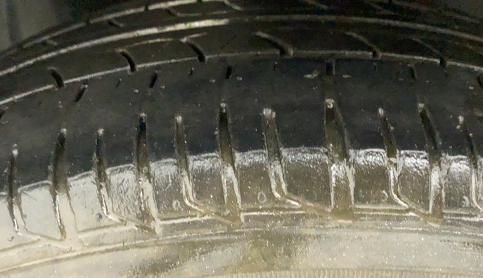 2015 Toyota Etios Liva G, Petrol, Manual, 88,086 km, Left Front Tyre Tread