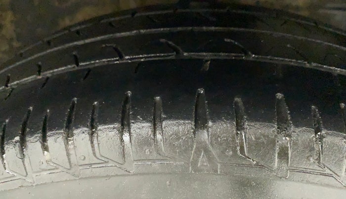 2015 Toyota Etios Liva G, Petrol, Manual, 88,086 km, Right Front Tyre Tread
