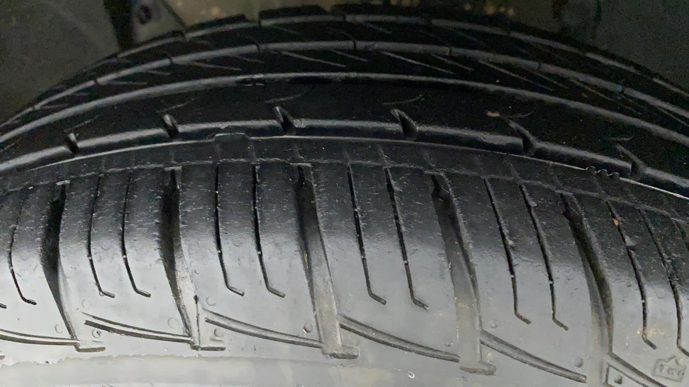 2013 Renault Duster 85 PS RXE DIESEL, Diesel, Manual, 1,02,872 km, Left Front Tyre Tread