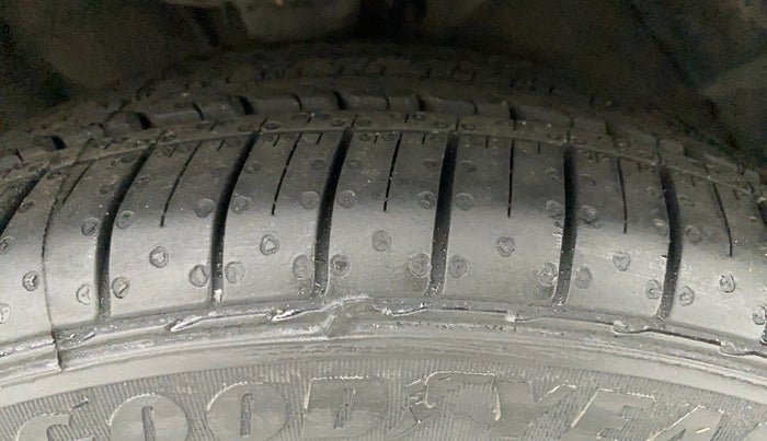 2011 Hyundai Verna FLUIDIC 1.6 VTVT SX, Petrol, Manual, 43,675 km, Right Front Tyre Tread