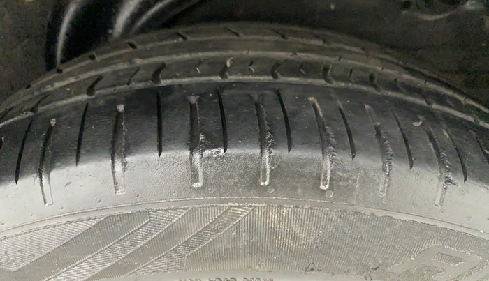 2011 Hyundai Verna FLUIDIC 1.6 VTVT SX, Petrol, Manual, 43,675 km, Left Rear Tyre Tread