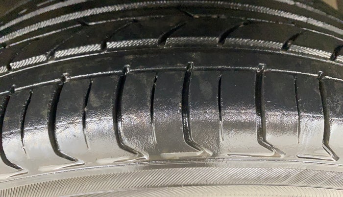 2020 Toyota Glanza V, Petrol, Manual, 60,189 km, Right Front Tyre Tread