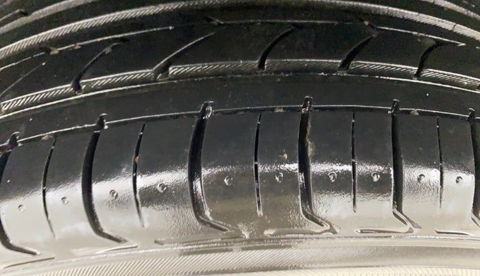 2020 Toyota Glanza V, Petrol, Manual, 60,189 km, Right Rear Tyre Tread