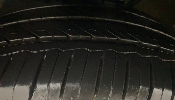 2016 Volkswagen Ameo COMFORTLINE 1.2L, Petrol, Manual, 64,561 km, Left Front Tyre Tread