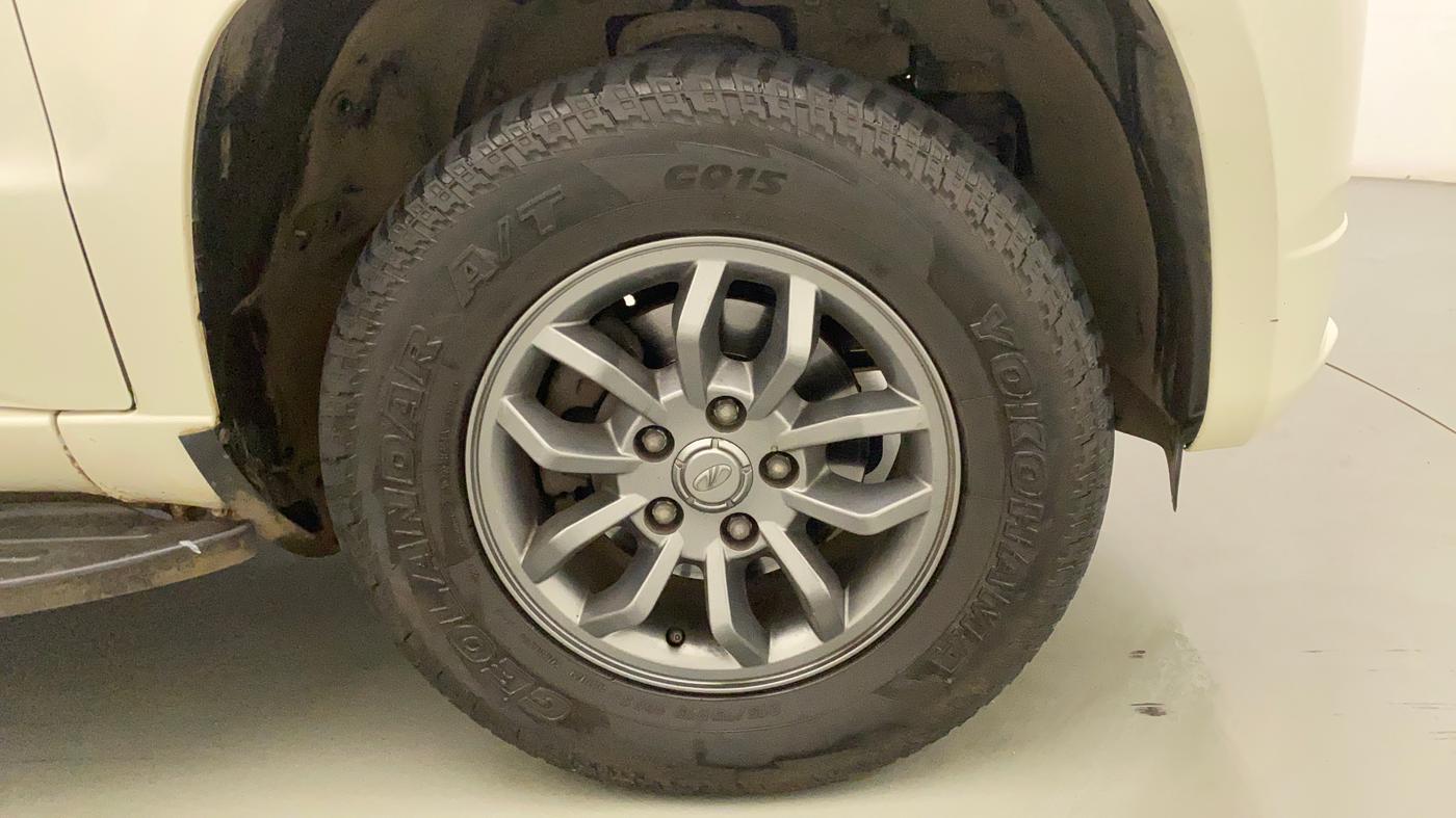 2017 Mahindra TUV300 T10 AMT, Diesel, Automatic, 84,570 km, Right Front Wheel