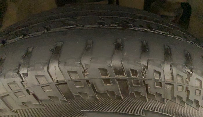 2017 Mahindra TUV300 T10 AMT, Diesel, Automatic, 84,570 km, Right Front Tyre Tread
