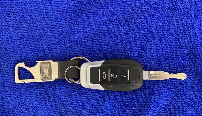 2017 Mahindra TUV300 T10 AMT, Diesel, Automatic, 84,570 km, Key Close Up