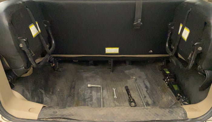 2017 Mahindra TUV300 T10 AMT, Diesel, Automatic, 84,570 km, Boot Inside