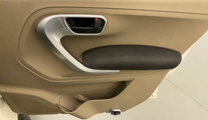 2017 Mahindra TUV300 T10 AMT, Diesel, Automatic, 84,570 km, Driver Side Door Panels Control