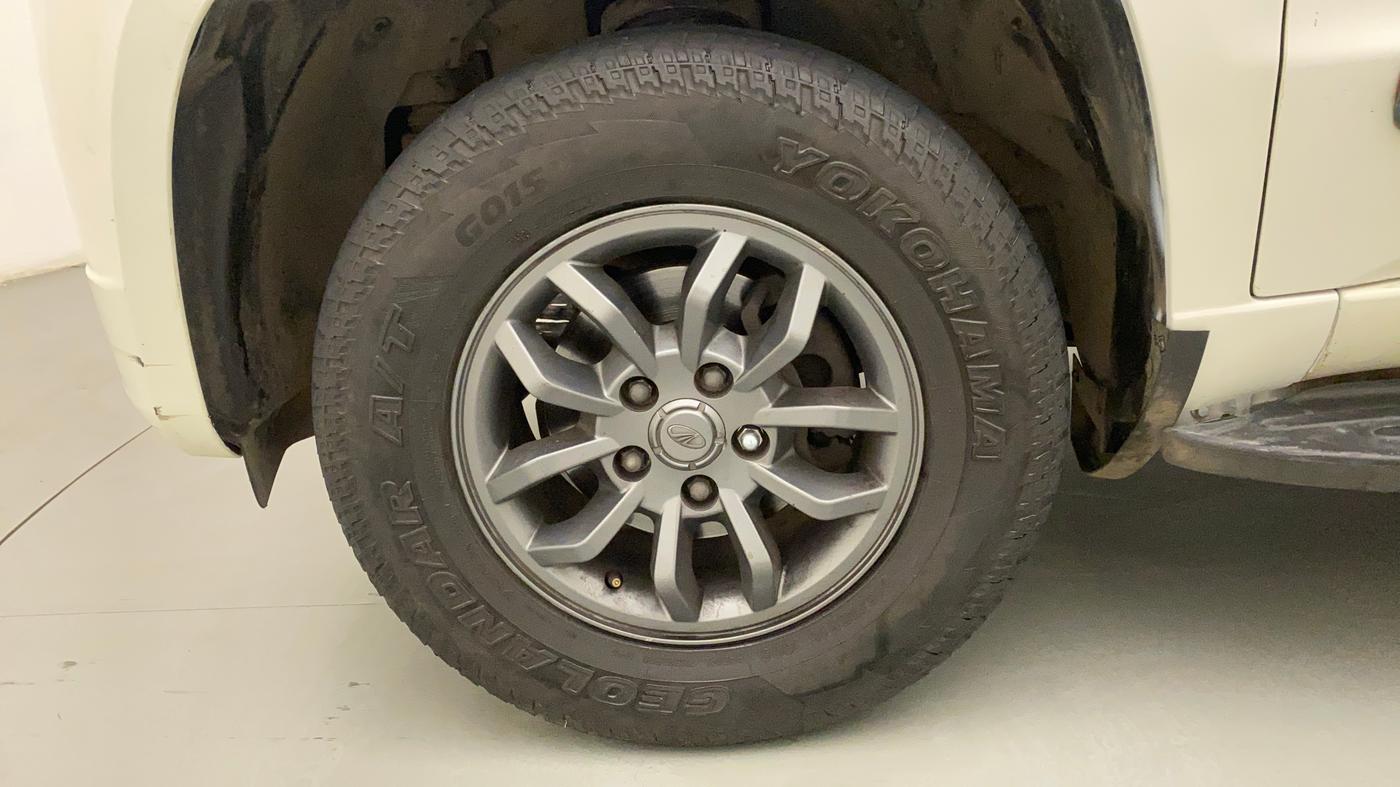2017 Mahindra TUV300 T10 AMT, Diesel, Automatic, 84,570 km, Left Front Wheel