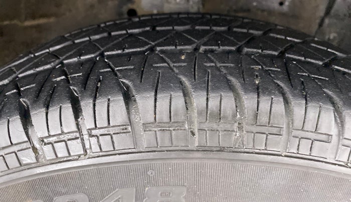 2015 Maruti Swift VXI D, Petrol, Manual, 87,963 km, Right Front Tyre Tread