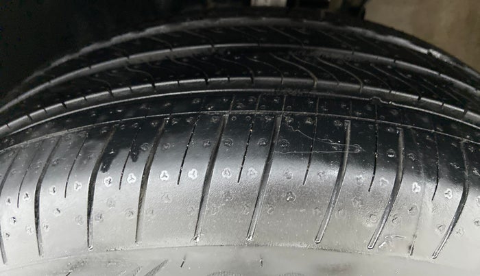 2015 Volkswagen Vento COMFORTLINE TDI AT, Diesel, Automatic, 67,783 km, Left Front Tyre Tread