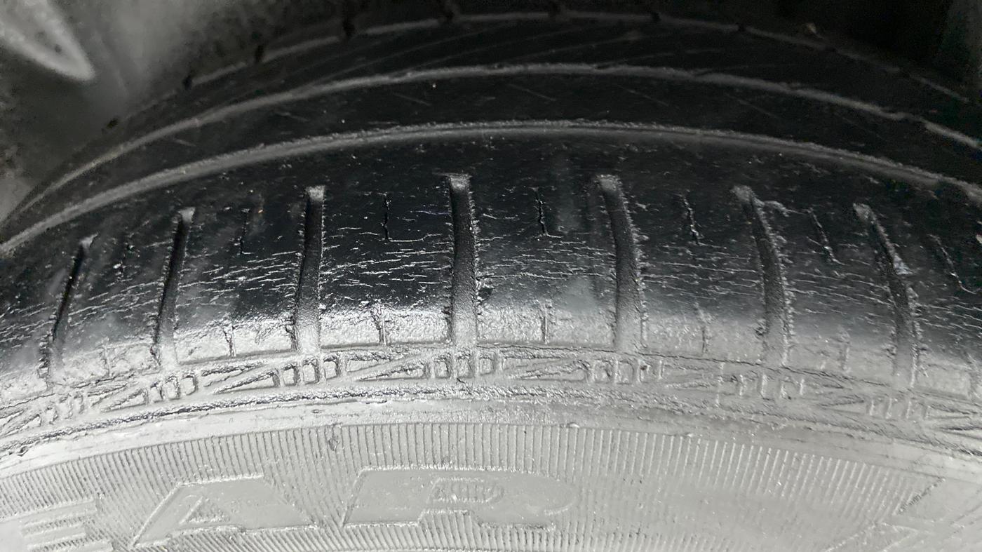2015 Volkswagen Vento COMFORTLINE TDI AT, Diesel, Automatic, 67,783 km, Left Rear Tyre Tread