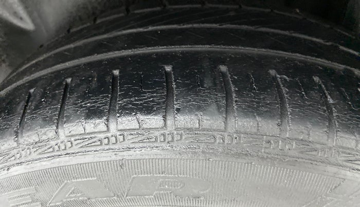 2015 Volkswagen Vento COMFORTLINE TDI AT, Diesel, Automatic, 67,783 km, Left Rear Tyre Tread