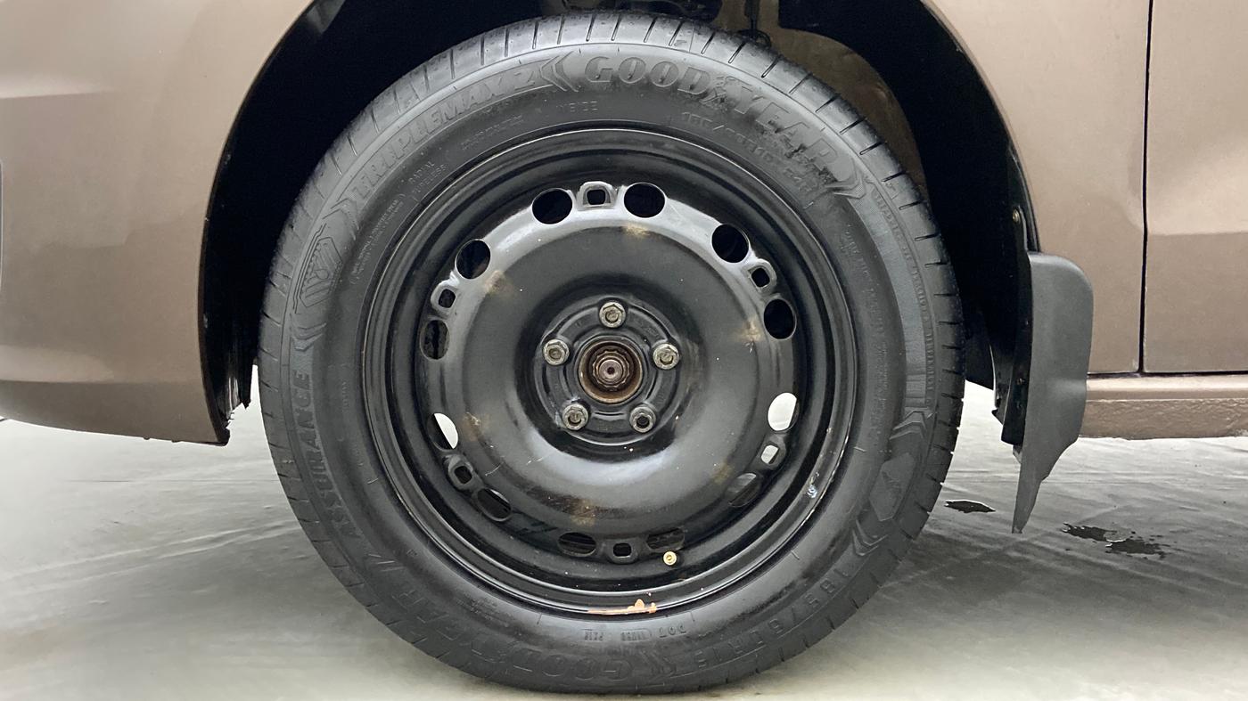 2015 Volkswagen Vento COMFORTLINE TDI AT, Diesel, Automatic, 67,783 km, Left Front Wheel