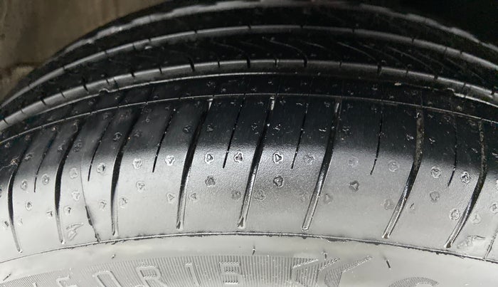 2015 Volkswagen Vento COMFORTLINE TDI AT, Diesel, Automatic, 67,783 km, Right Front Tyre Tread