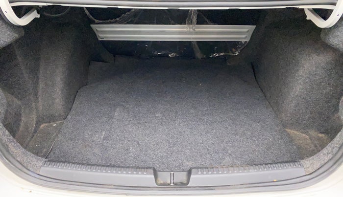 2017 Skoda Rapid STYLE 1.6 MPI, Petrol, Manual, 60,139 km, Boot Inside