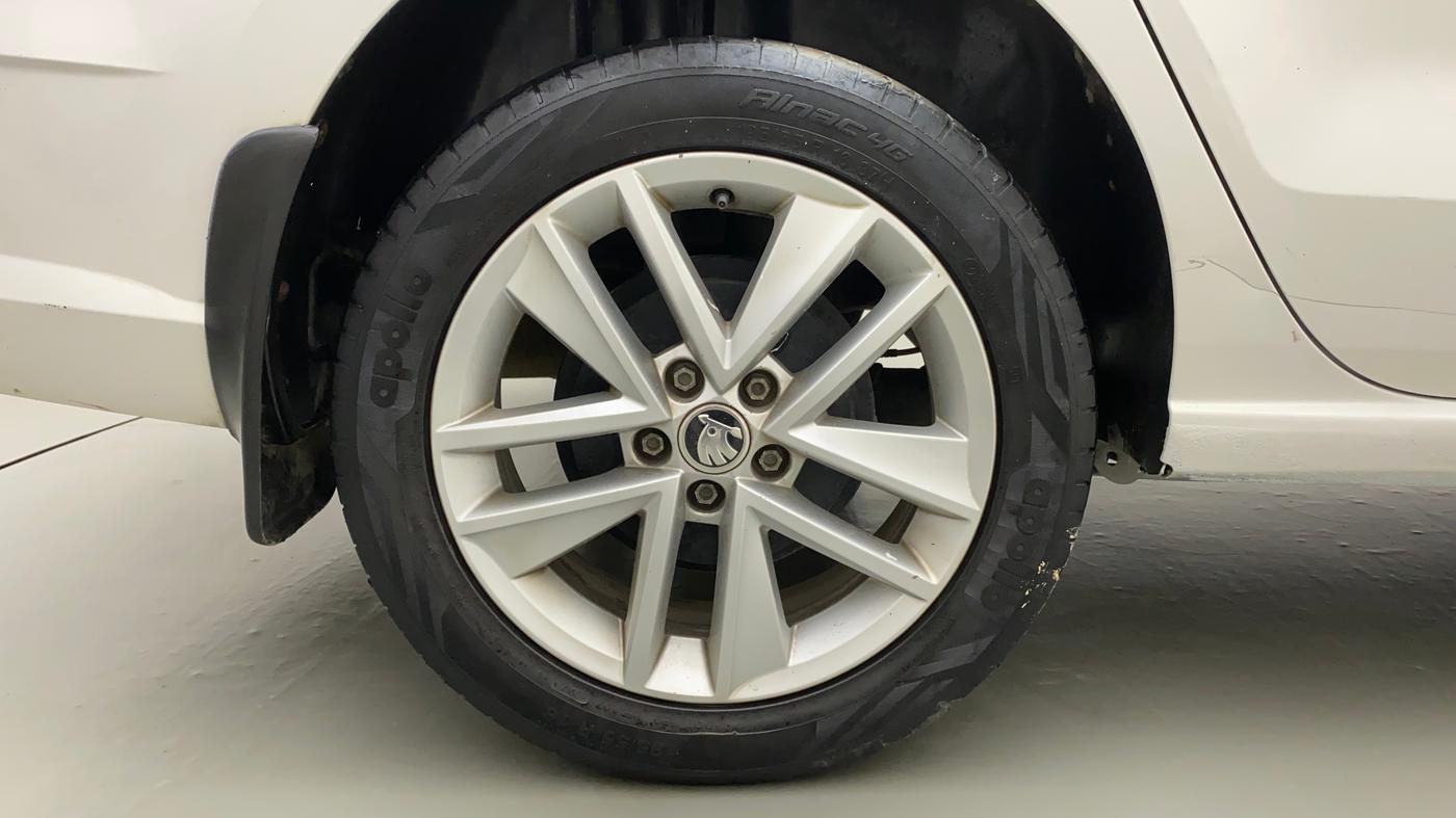 2017 Skoda Rapid STYLE 1.6 MPI, Petrol, Manual, 60,139 km, Right Rear Wheel